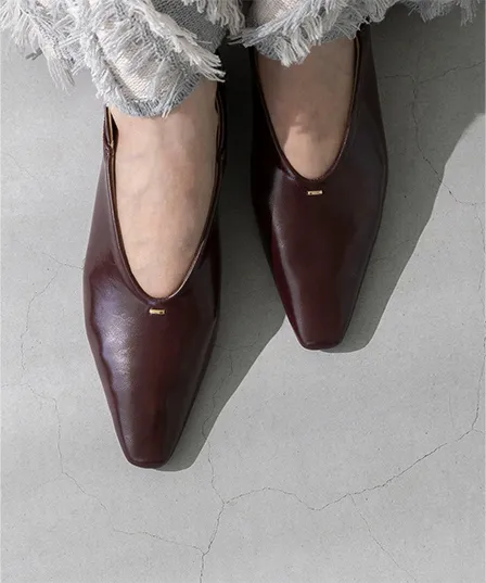 Uカット ゴールドアクセント ローヒール パンプス