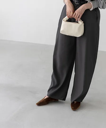 Uカット ゴールドアクセント ローヒール パンプス