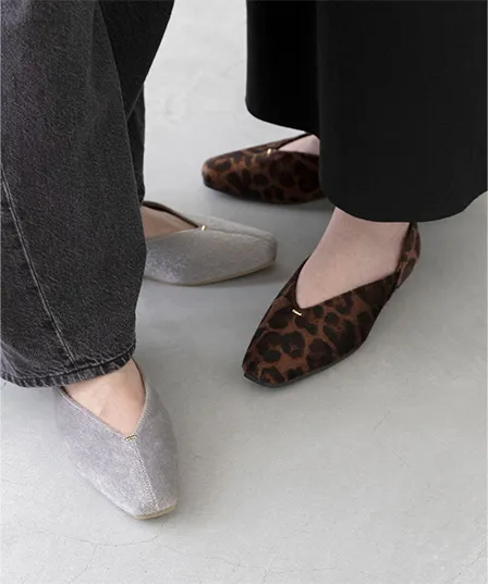 Vカット ゴールドアクセント 極やわパンプス