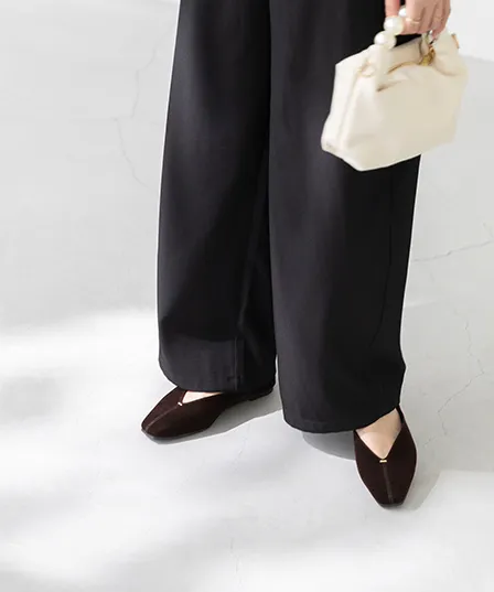 Vカット ゴールドアクセント 極やわパンプス