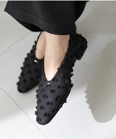 Uカット ゴールドアクセント ローヒール パンプス