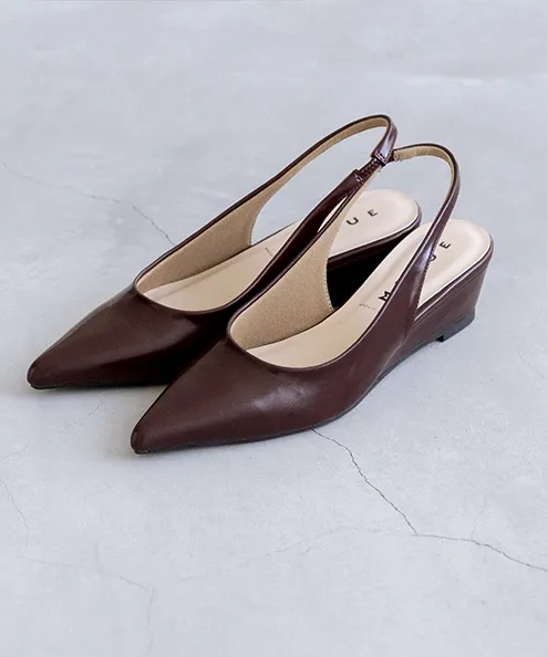 menue (メヌエ) ポインテッドトゥ バックストラップ ウェッジソール パンプス