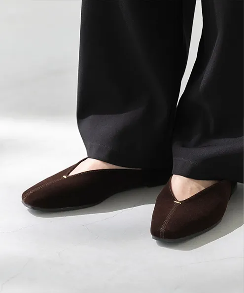 Vカット ゴールドアクセント 極やわパンプス