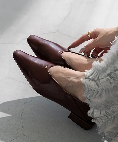 Uカット ゴールドアクセント ローヒール パンプス