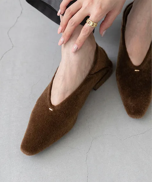 Uカット ゴールドアクセント ローヒール パンプス