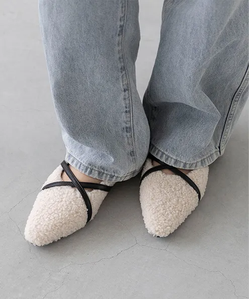 menue (メヌエ) クロスストラップ ローヒール　ボアパンプス