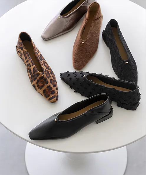 Uカット ゴールドアクセント ローヒール パンプス