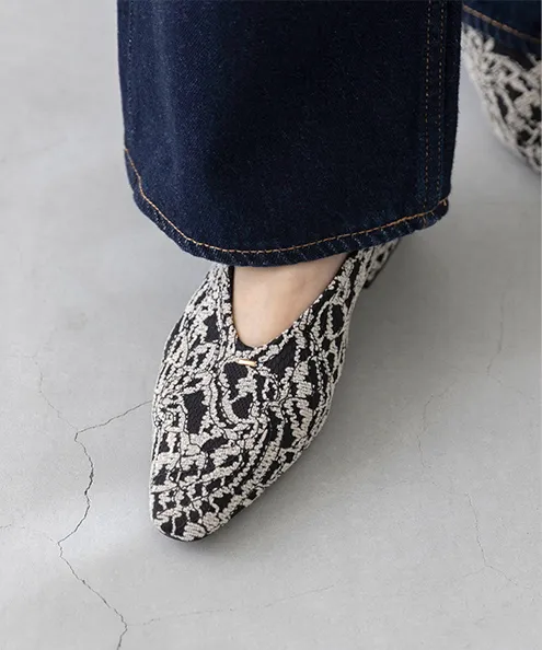 Uカット ゴールドアクセント ローヒール パンプス