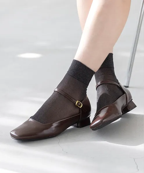 スクエアトゥ ストラップ 変形ヒール パンプス