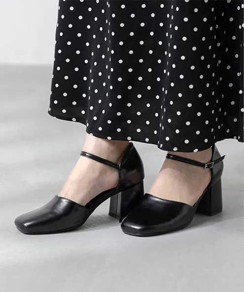 スクエアトゥ 太めヒール アンクルストラップ パンプス