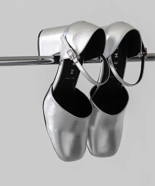 スクエアトゥ 太めヒール アンクルストラップ パンプス