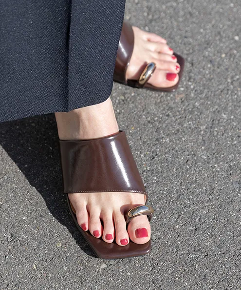 スクエアトゥ ゴールドモチーフ トングサンダル