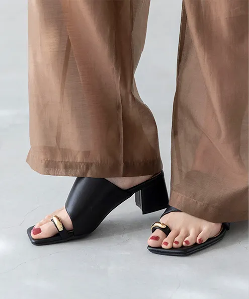 スクエアトゥ ゴールドモチーフ トングサンダル