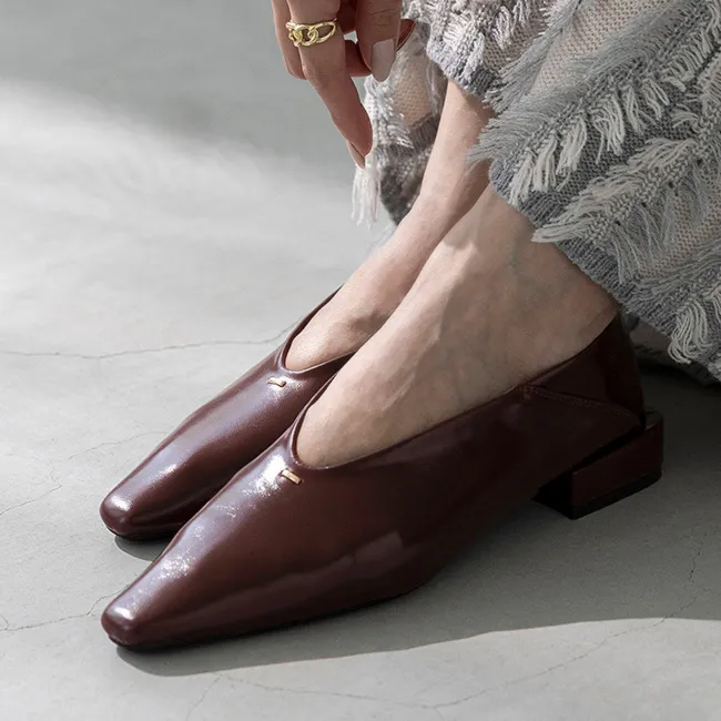 Uカット ゴールドアクセント ローヒール パンプス